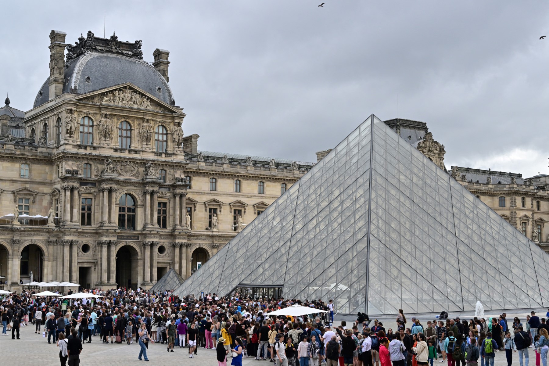 El Louvre cierra por huelga: el museo más famoso del mundo colapsa bajo su propia fama