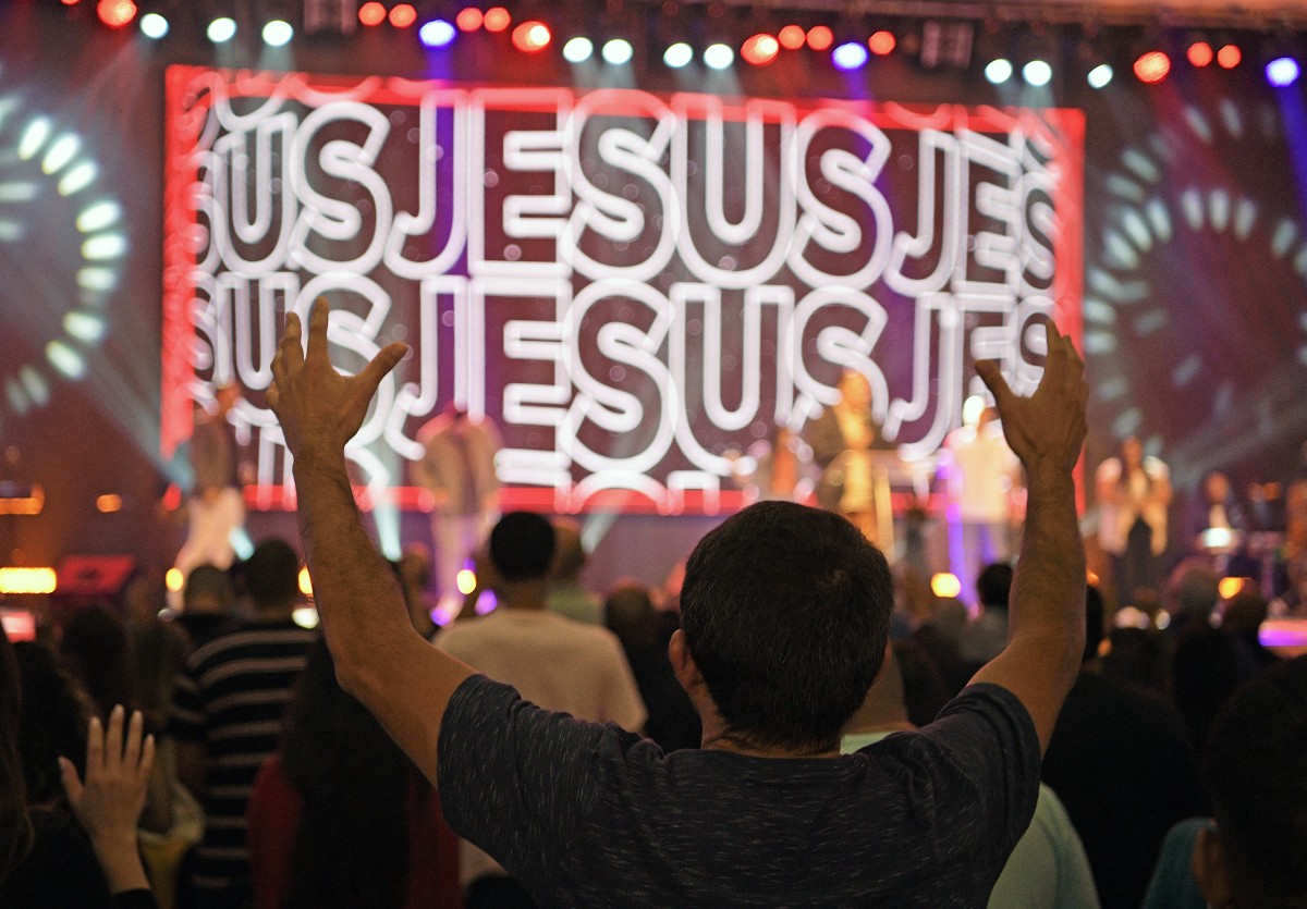 Catolicismo en declive en Brasil: su nivel más bajo en la historia moderna; los evangélicos y los no religiosos suman
