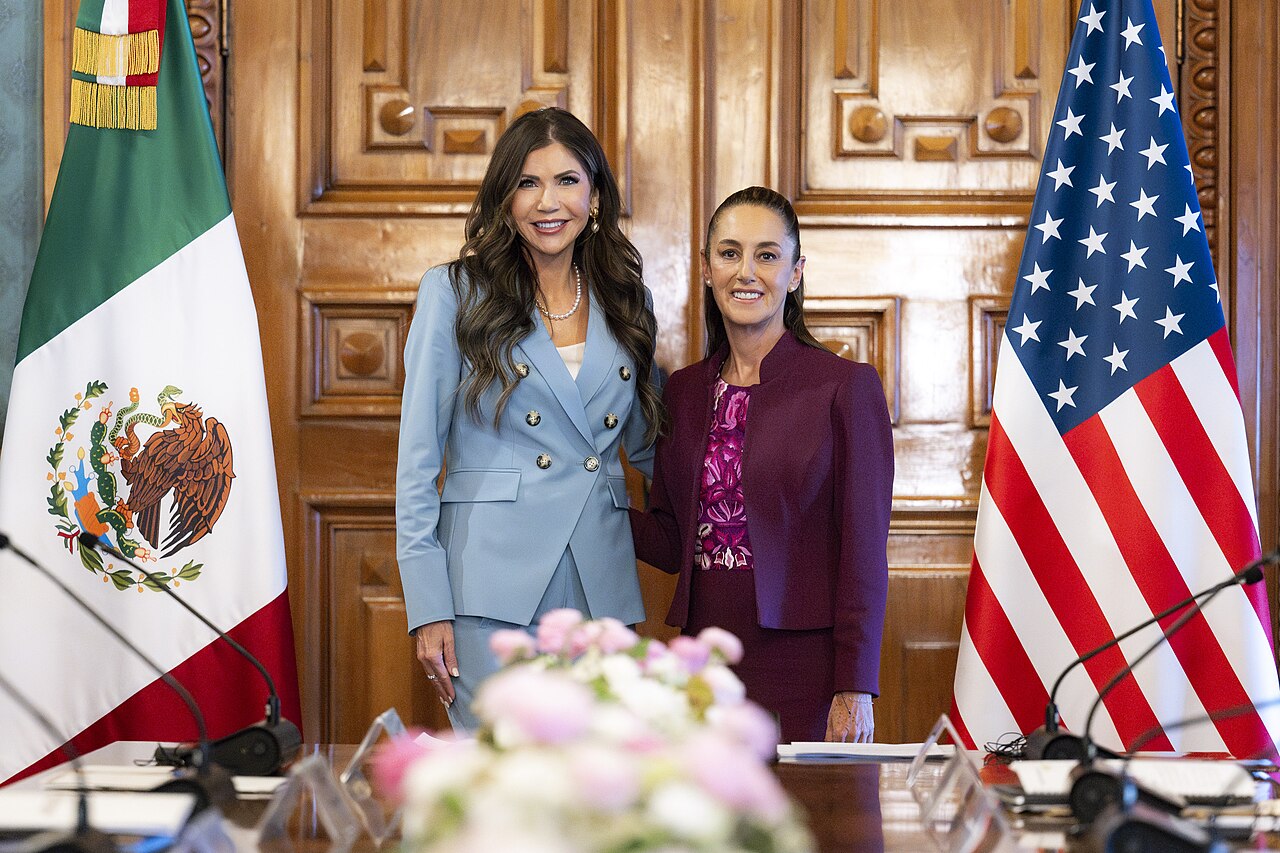 Kristi Noem y Claudia Sheinbaum reunidas en el Palacio Nacional de México el 28 de marzo de 2025 durante un encuentro diplomático sobre migración y seguridad.
