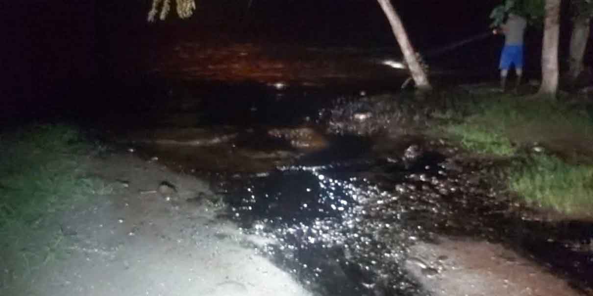 Derrame de hidrocarburos en ductos de PEMEX afecta al río San Marcos en Jalpan