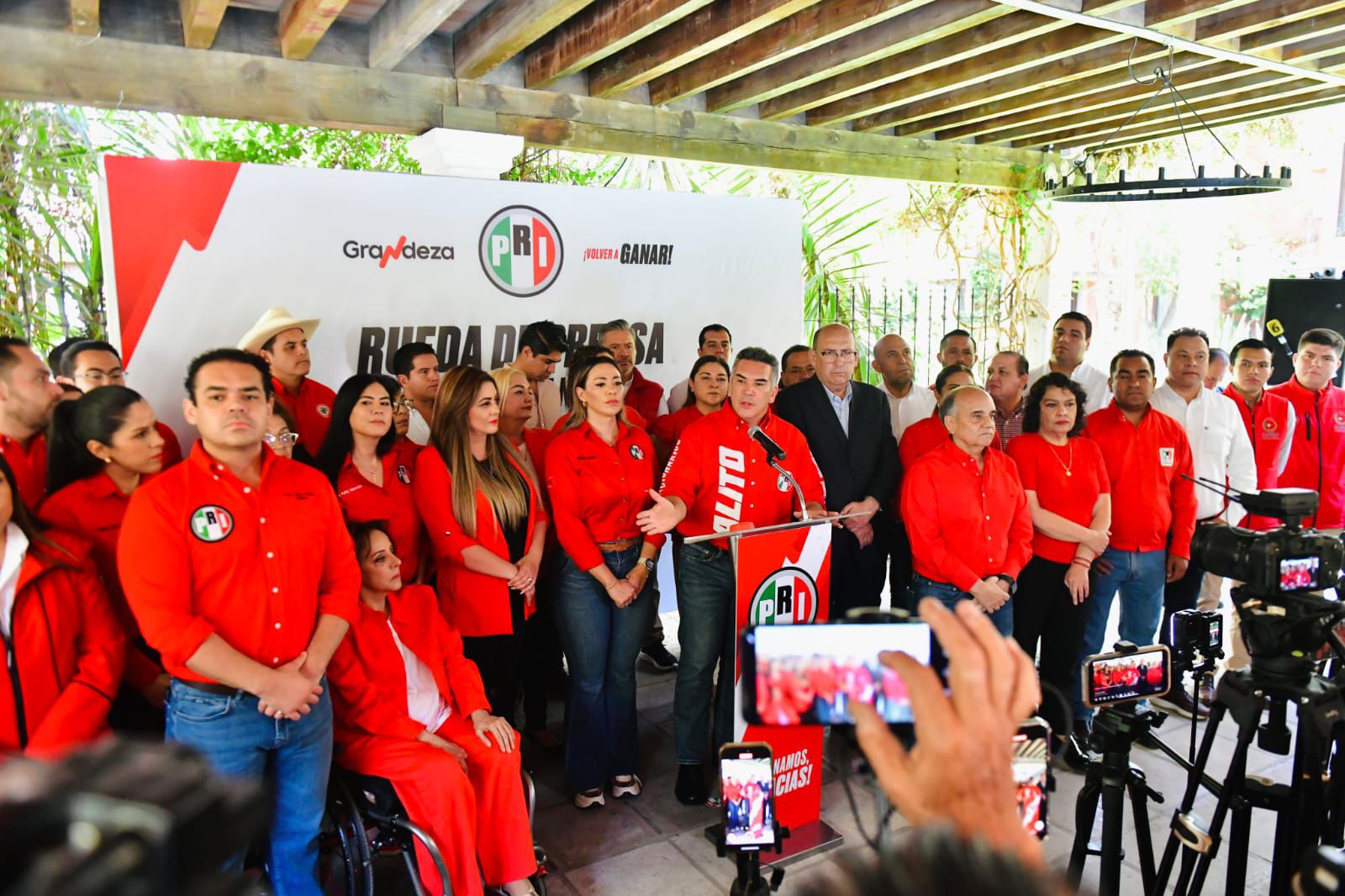 Alito Moreno aplaude resultados electorales en Durango