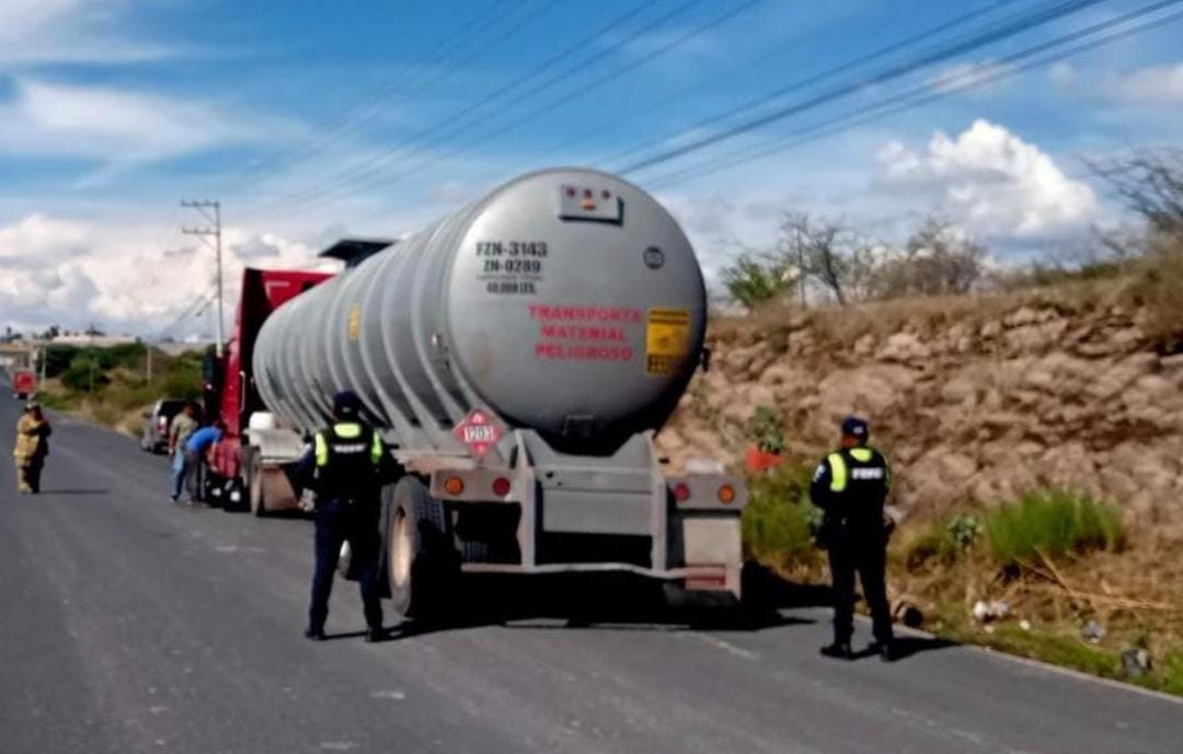 Cae pipa con 40 mil litros de huachicol en carretera Celaya–San Miguel de Allende