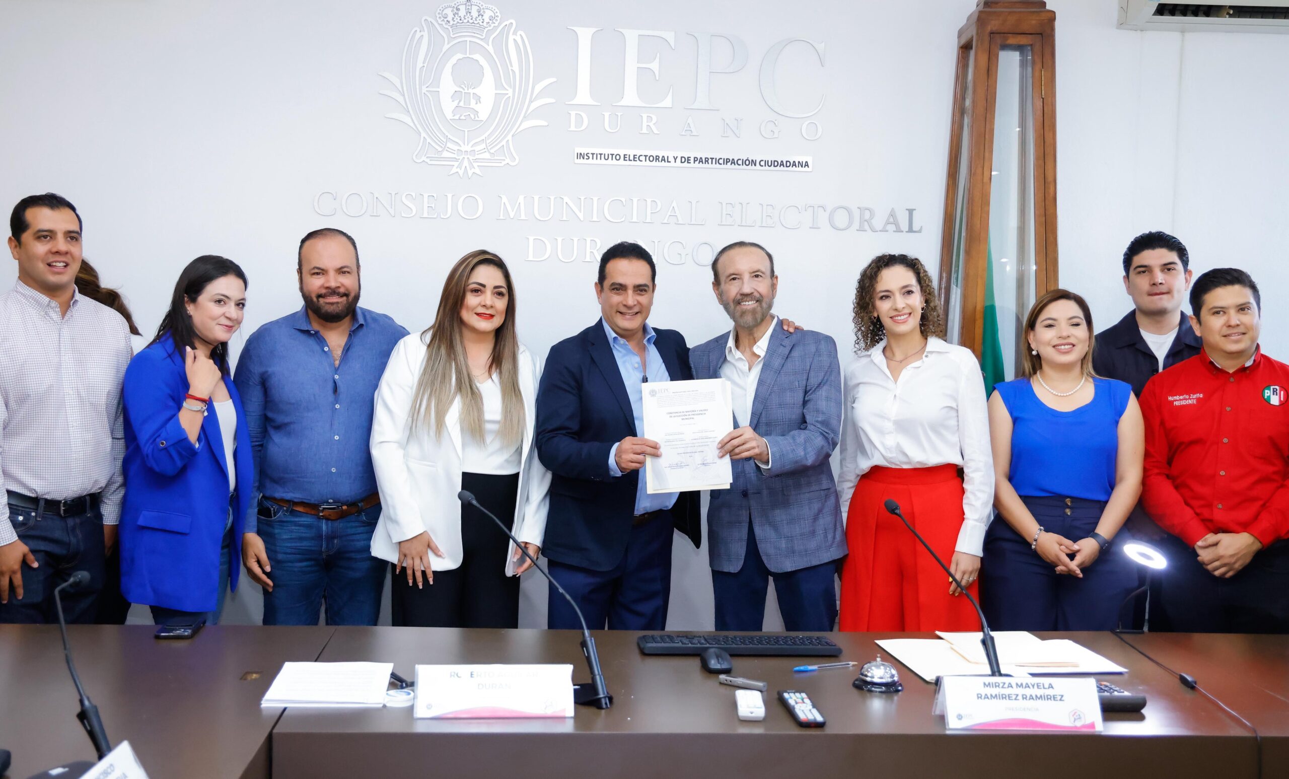 Toño Ochoa recibe constancia como alcalde reelecto en Durango capital