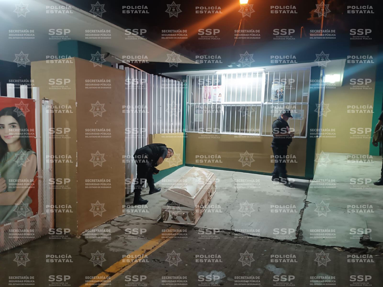 ¿Rebeldía estudiantil? Jóvenes dejan ataúd frente a escuela en Durango