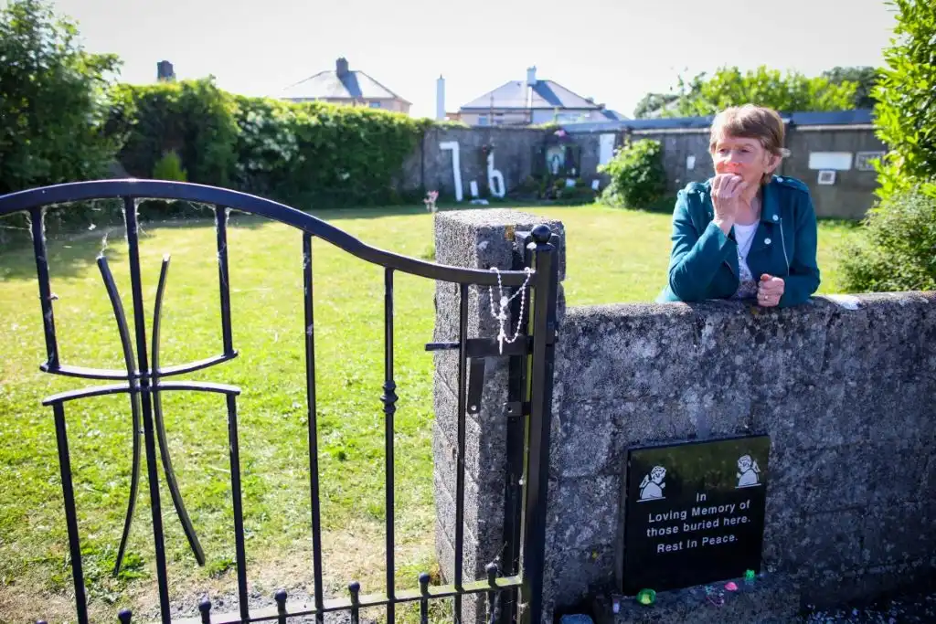 Irlanda inicia exhumaciones en la fosa común de Tuam, donde yacen 796 bebés y niños