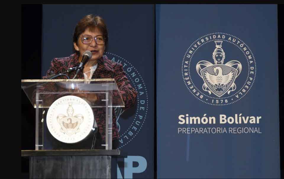 Lilia Cedillo destaca logro de jóvenes graduados de Prepa Simón Bolívar y Medicina Veterinaria