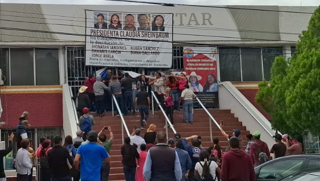 Conflicto en Bienestar Durango: enfrentamiento entre usuarios y extrabajadores mantiene oficinas cerradas