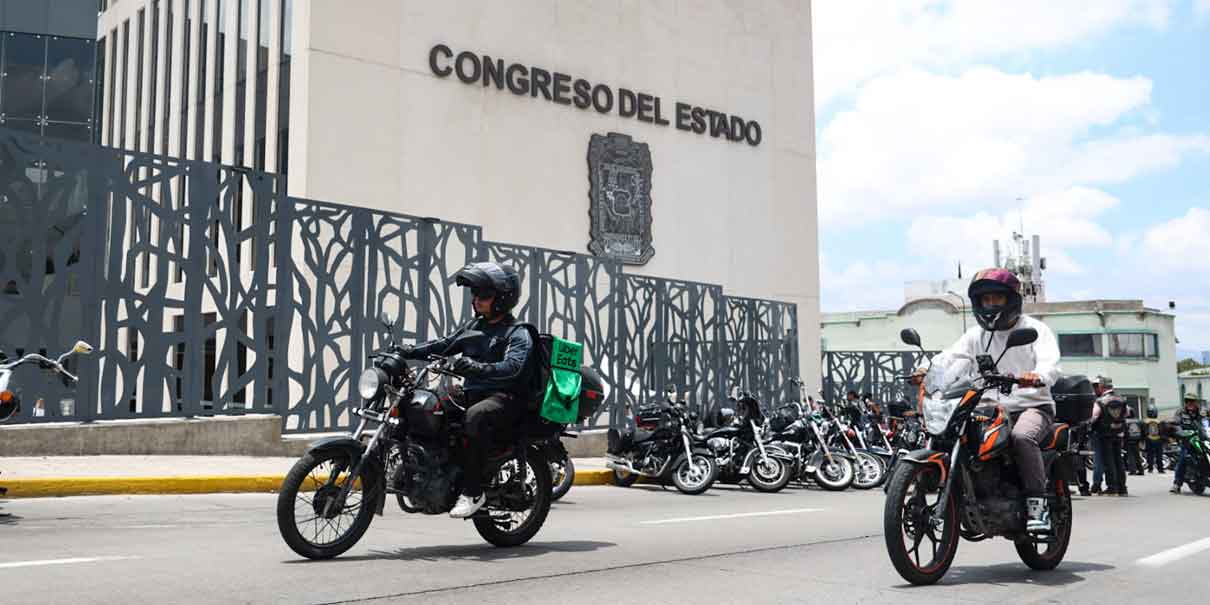 “Soy motociclista, no delincuente”: protestan en Congreso de Puebla contra Ley Chaleco