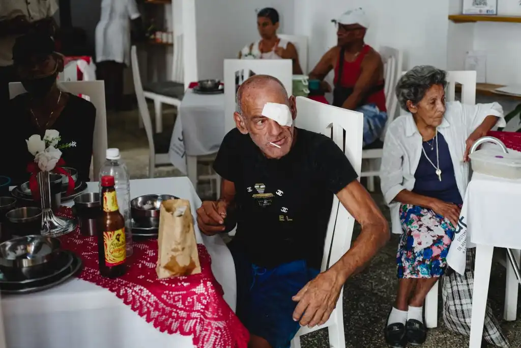 Sobrevivir con 13 dólares al mes: la lucha diaria de los adultos mayores en Cuba