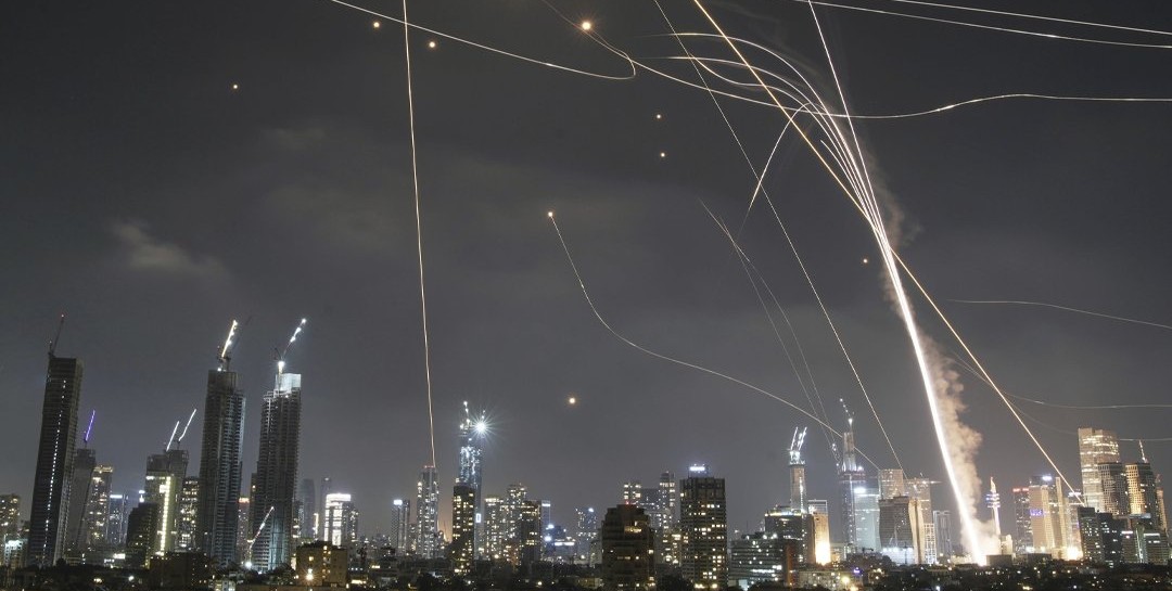 Irán lanza ofensiva con misiles contra Israel tras jornada de bombardeos