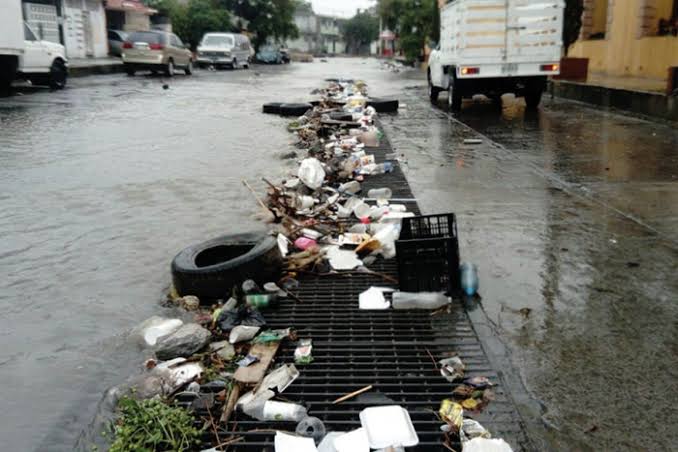 Llantas, colchones y basura: los enemigos de los drenajes en Durango