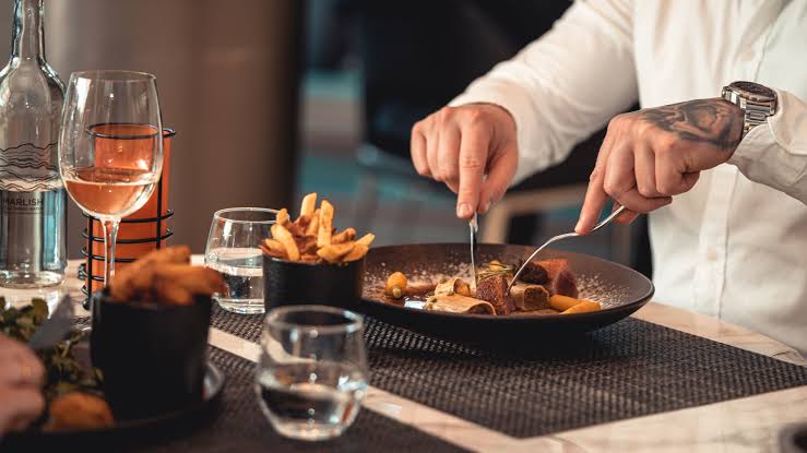 Restaurantes llaman a festejar también el Día del Padre, y reservar con antelación