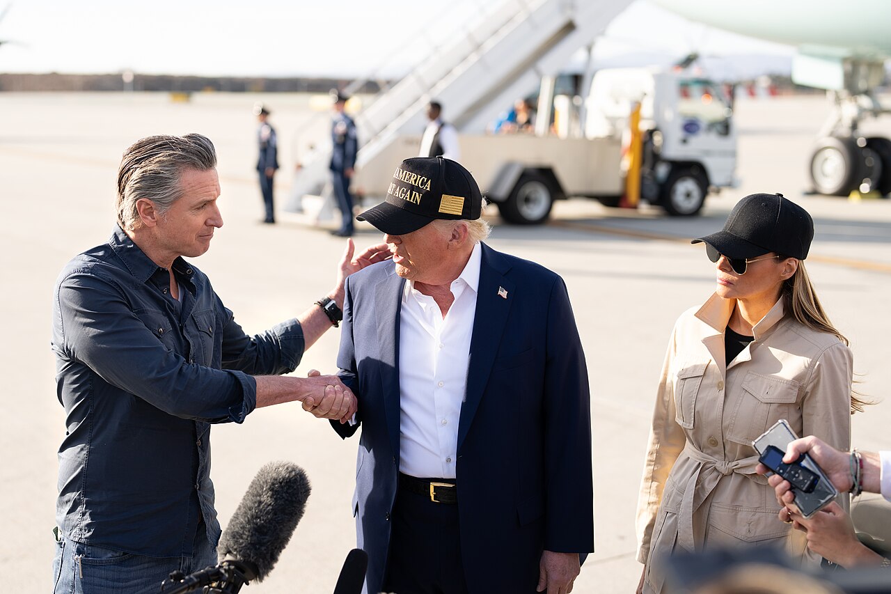 Donald Trump y Gavin Newsom en evento oficial en Los Ángeles antes del conflicto por el despliegue de tropas federales en California.