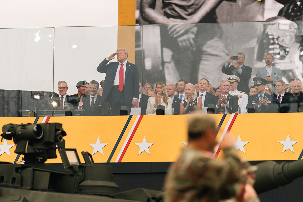 Una nación dividida: Trump encabeza un desfile militar, miles marchan en contra de su gobierno
