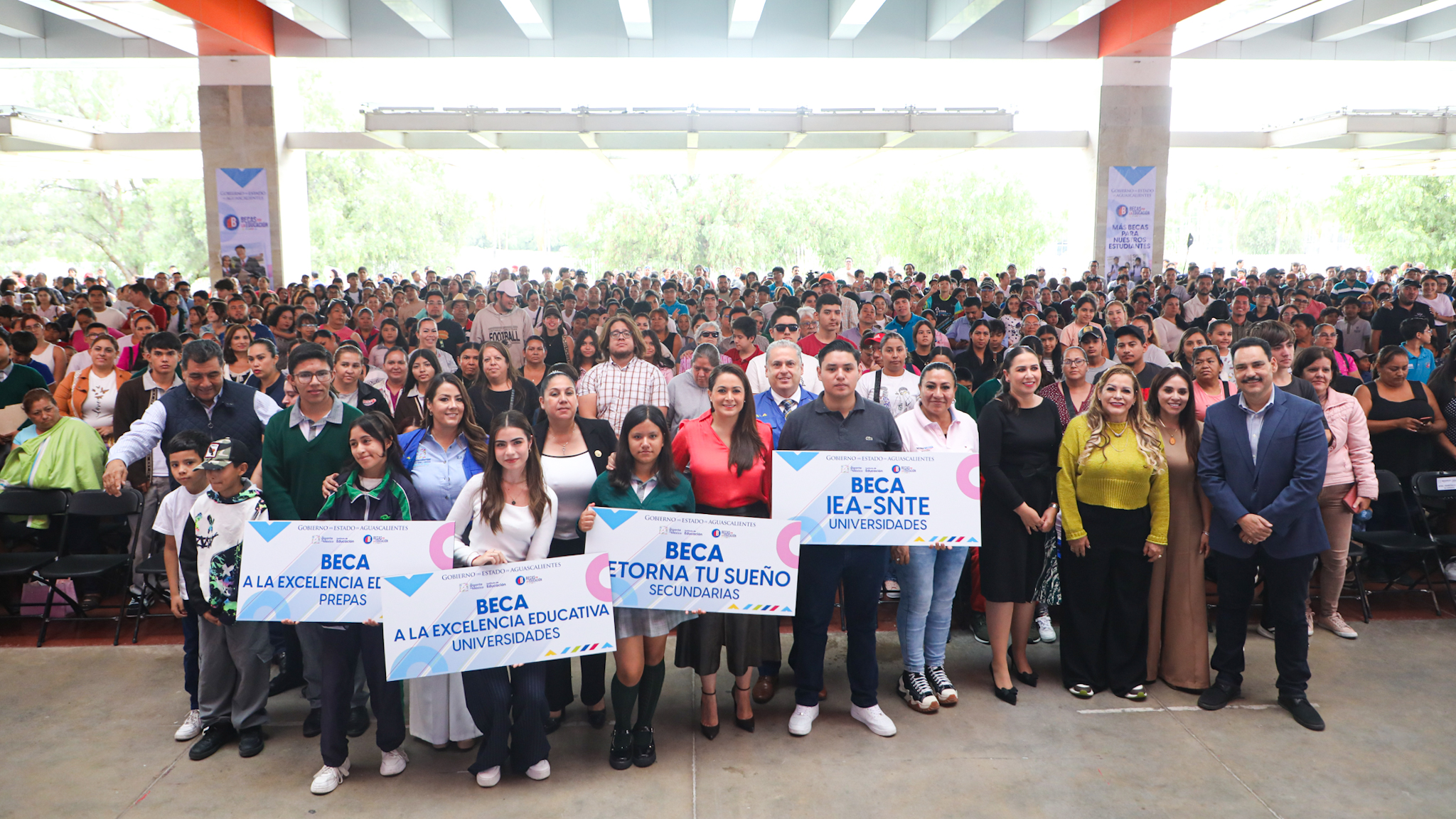 Entregan becas a estudiantes de todos los niveles en Aguascalientes