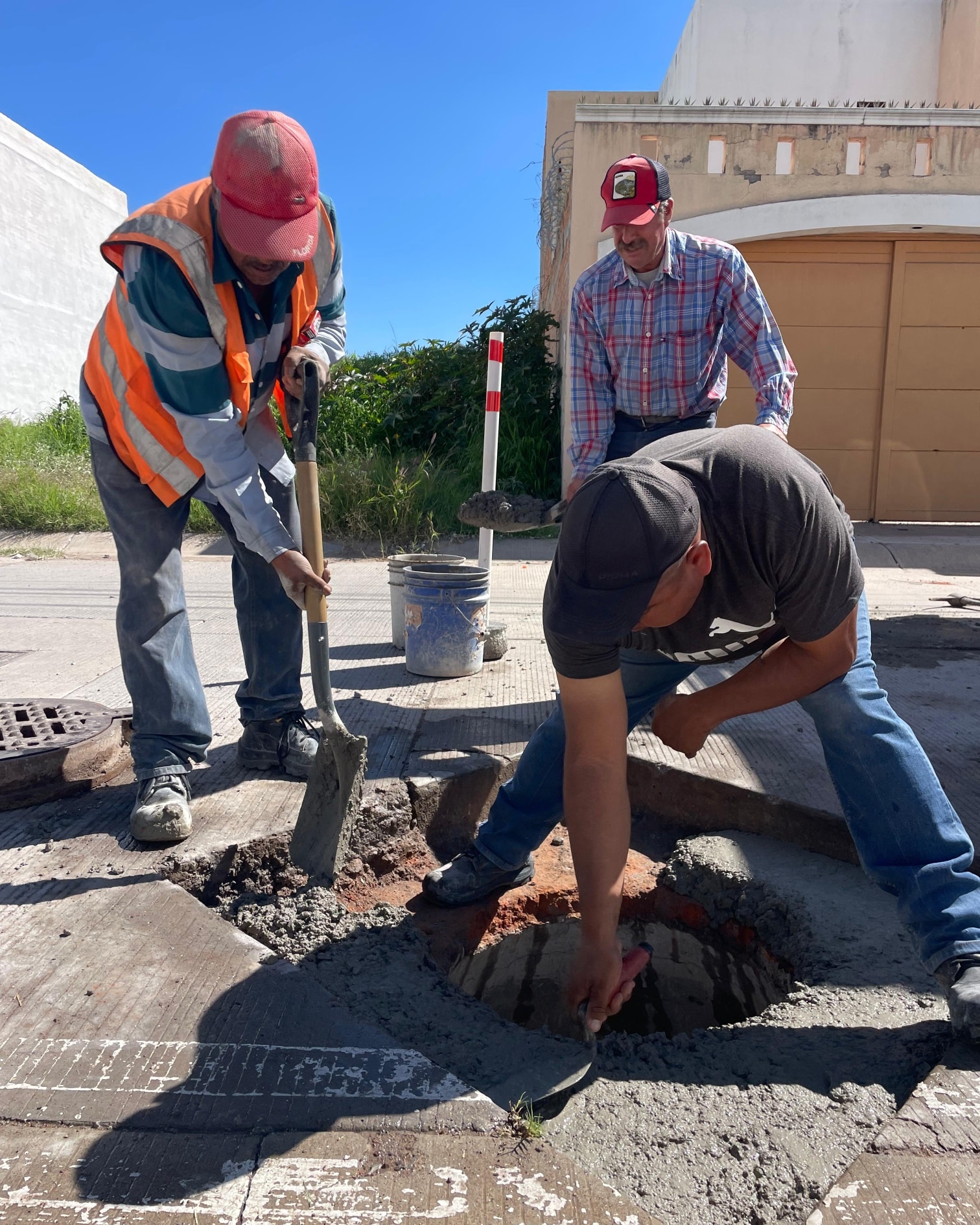 MIAA realiza limpieza en pozo 21A y reacomodo de tapa en pozo de visita