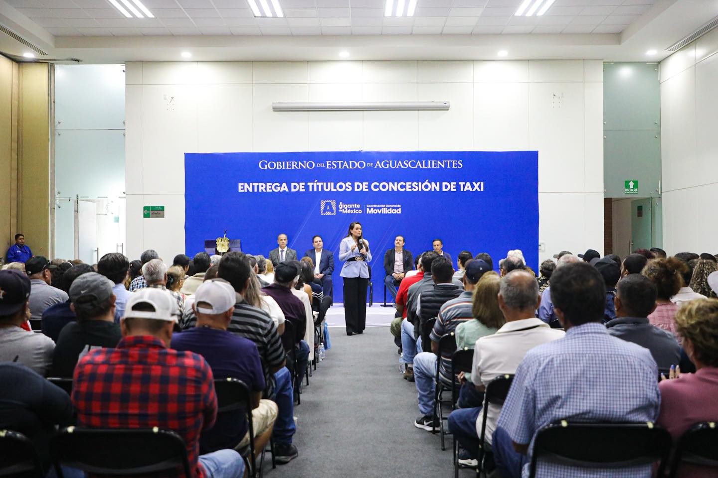 Renuevan 73 concesiones de taxis y combis en Aguascalientes