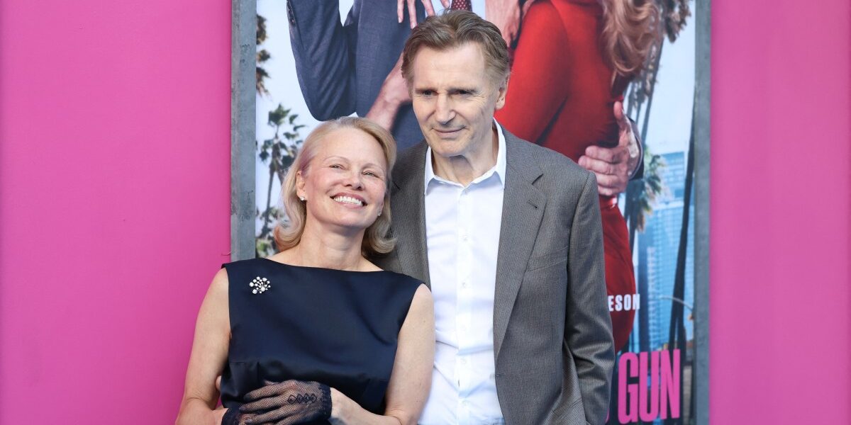 Pamela Anderson y Liam Neeson desatan rumores de romance durante la promoción de &#8216;The Naked Gun&#8217;