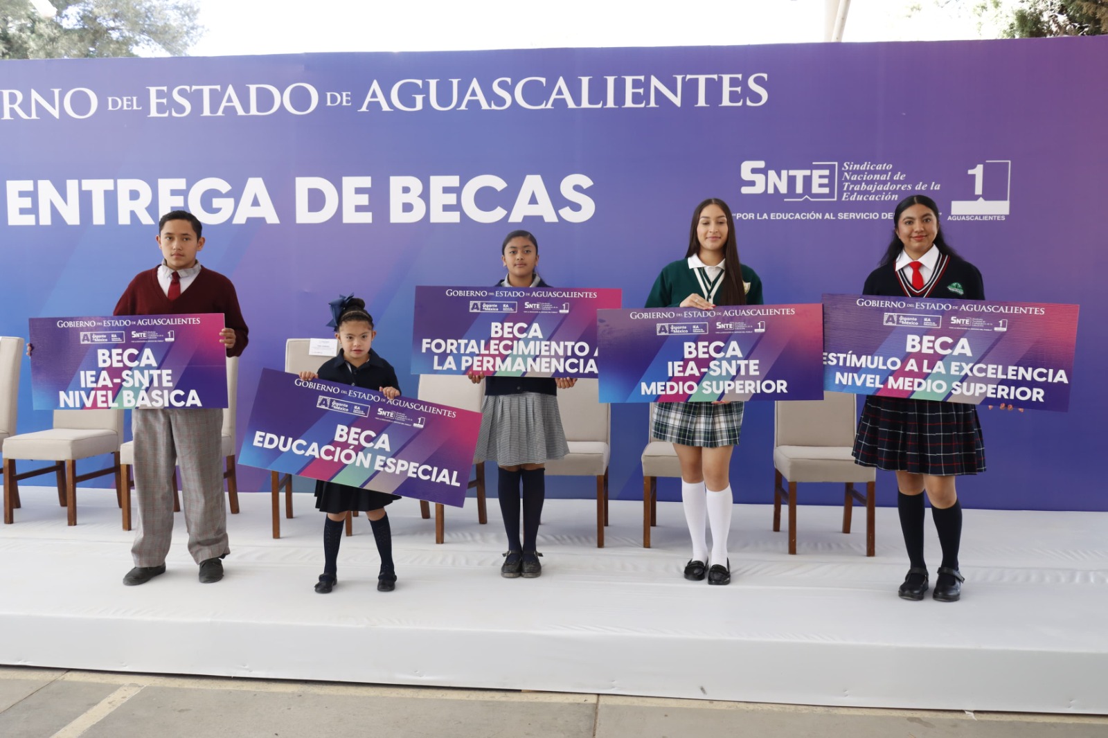 IEA apoya iniciativa para destinar becas estatales a estudiantes de escuelas privadas