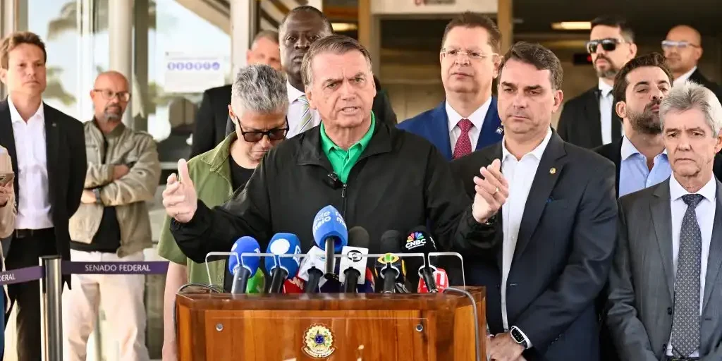 Juez le impone un brazalete electrónico a Bolsonaro por su intento de golpe de Estado