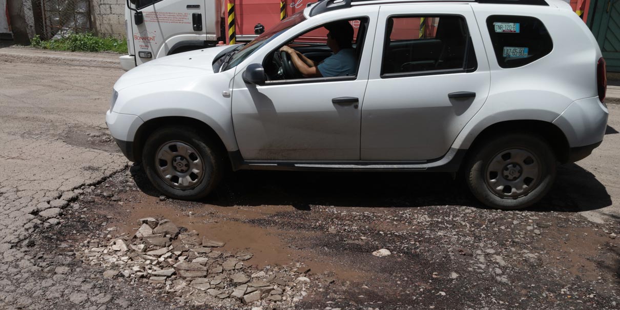 Hasta 5 mil pesos cuesta reparar daños causados por baches en Puebla