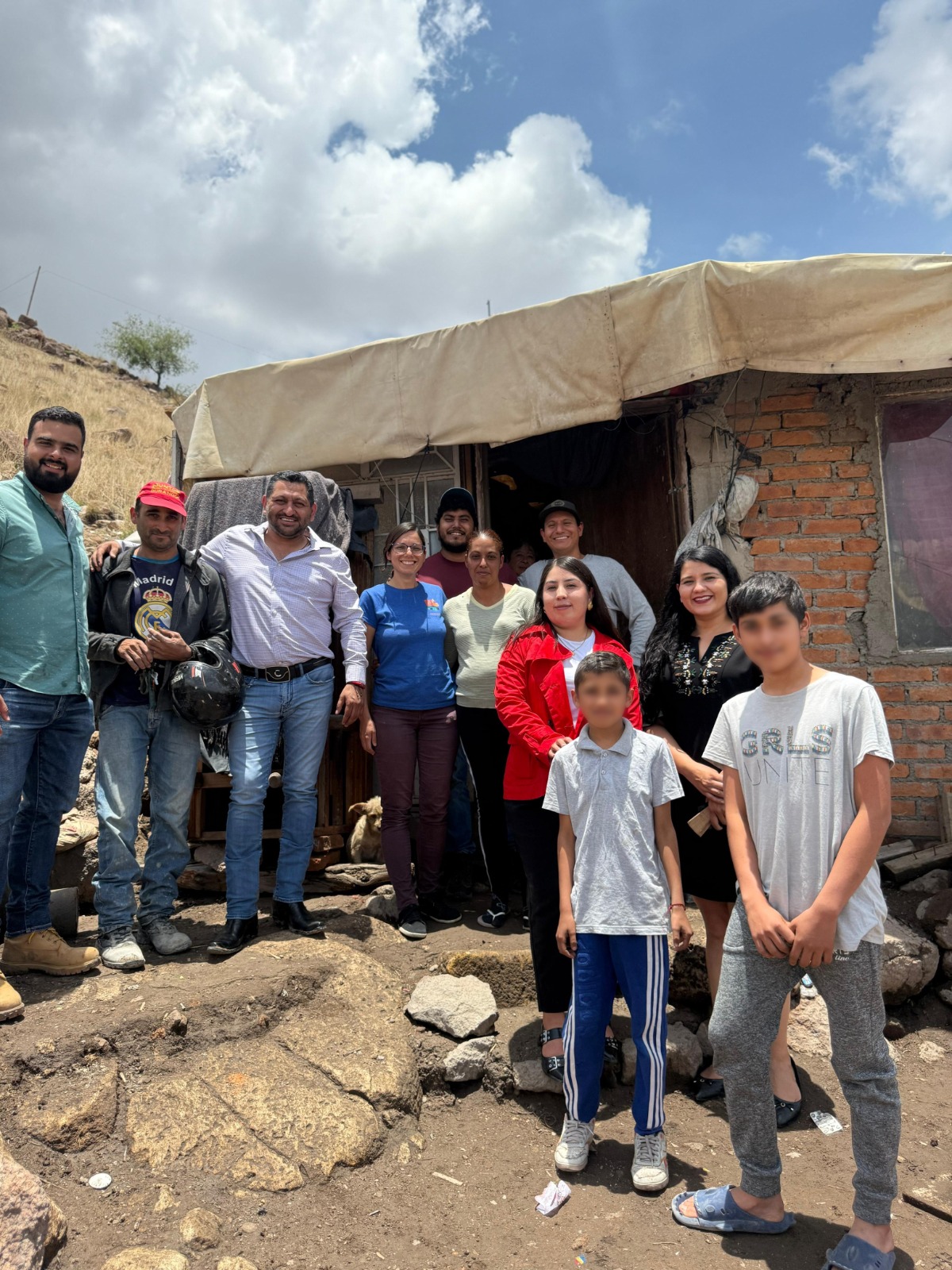 Familia pierde su hogar tras derrumbe: reciben apoyos ciudadanos y de gobierno