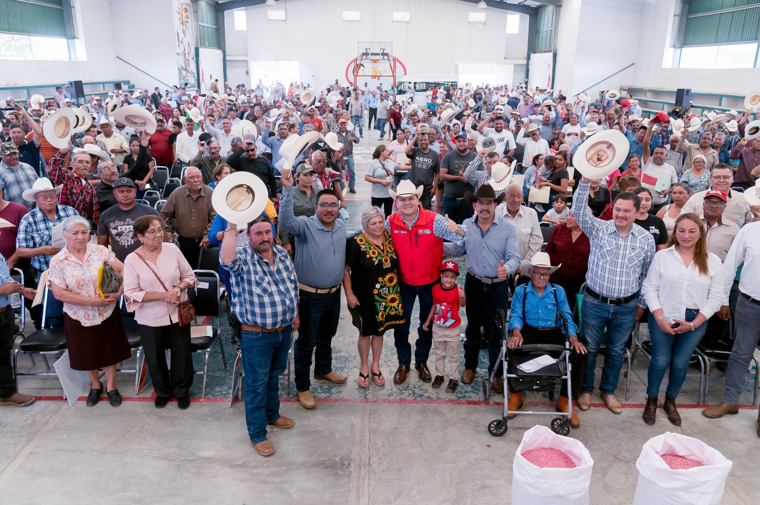 Entregan maíz, avena y frijol a campesinos y ganaderos de Peñón Blanco