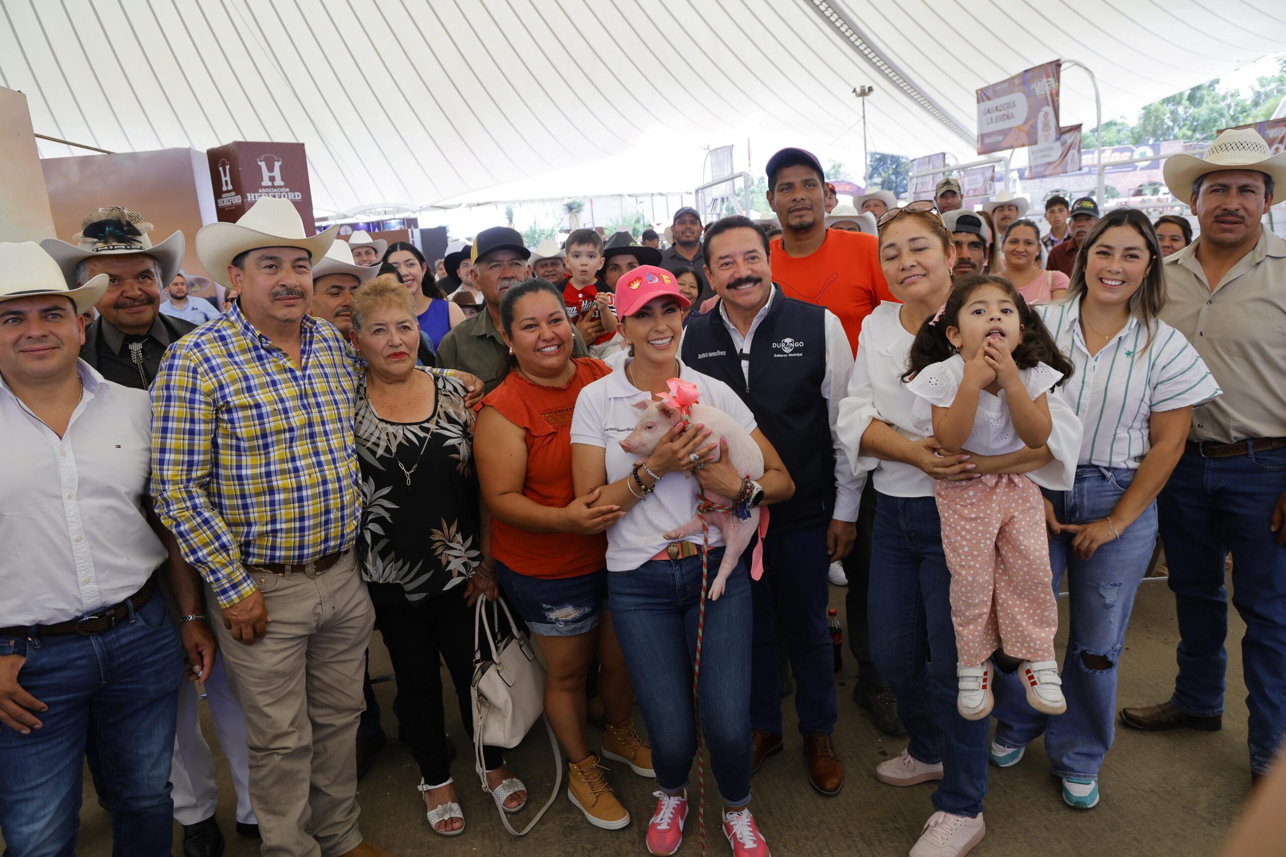 Comunidades rurales de Durango apoyan con donativos para la Subasta Tradicional Ganadera del DIF Estatal