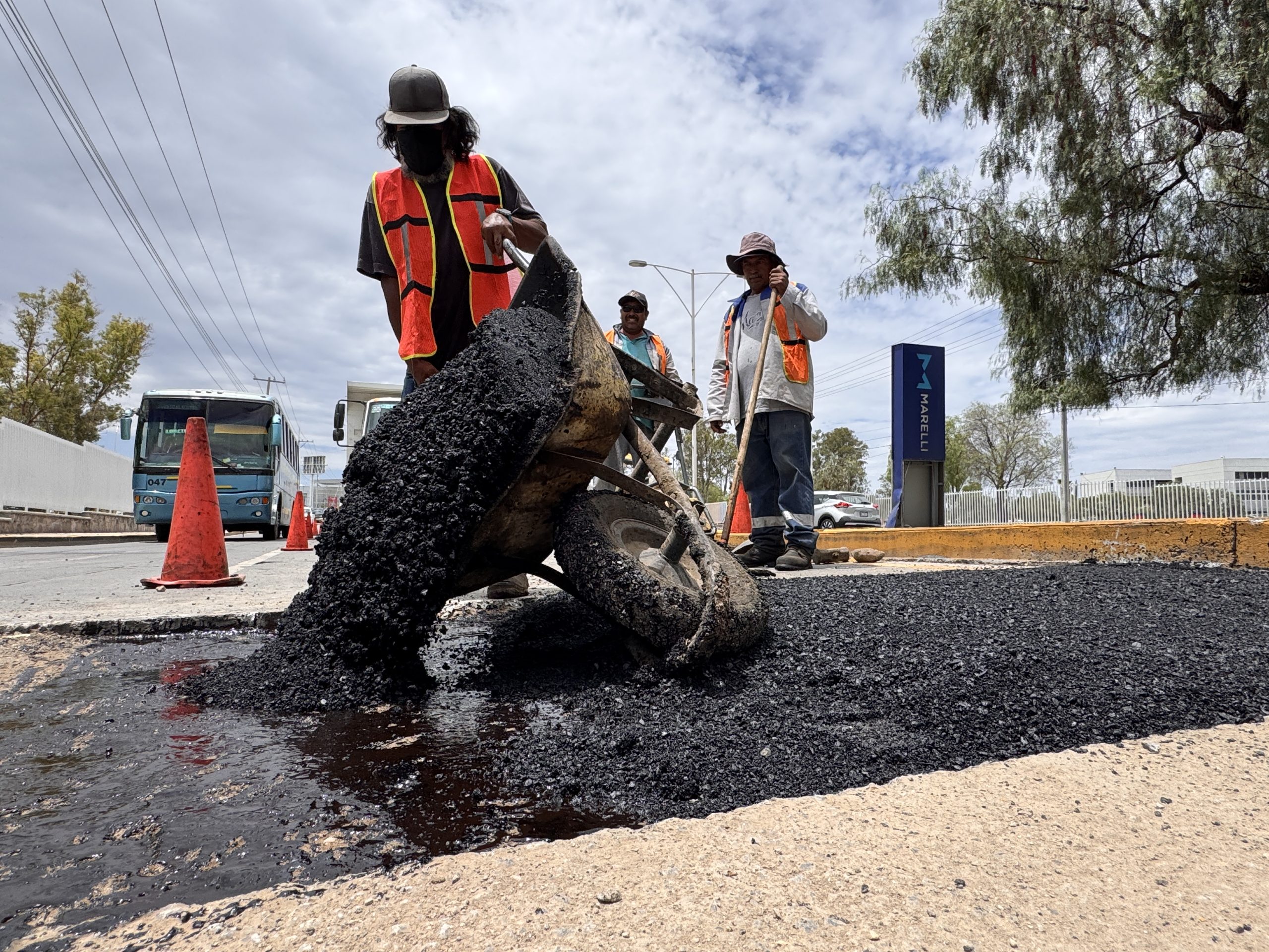 Tras lluvias, ponen en marcha 11 cuadrillas de bacheo en Aguascalientes capital