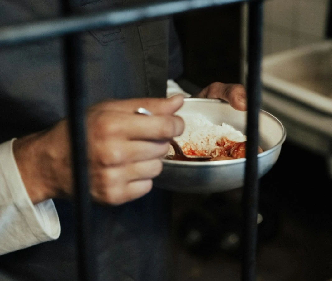 Cometen faltas administrativas para conseguir refugio y comida