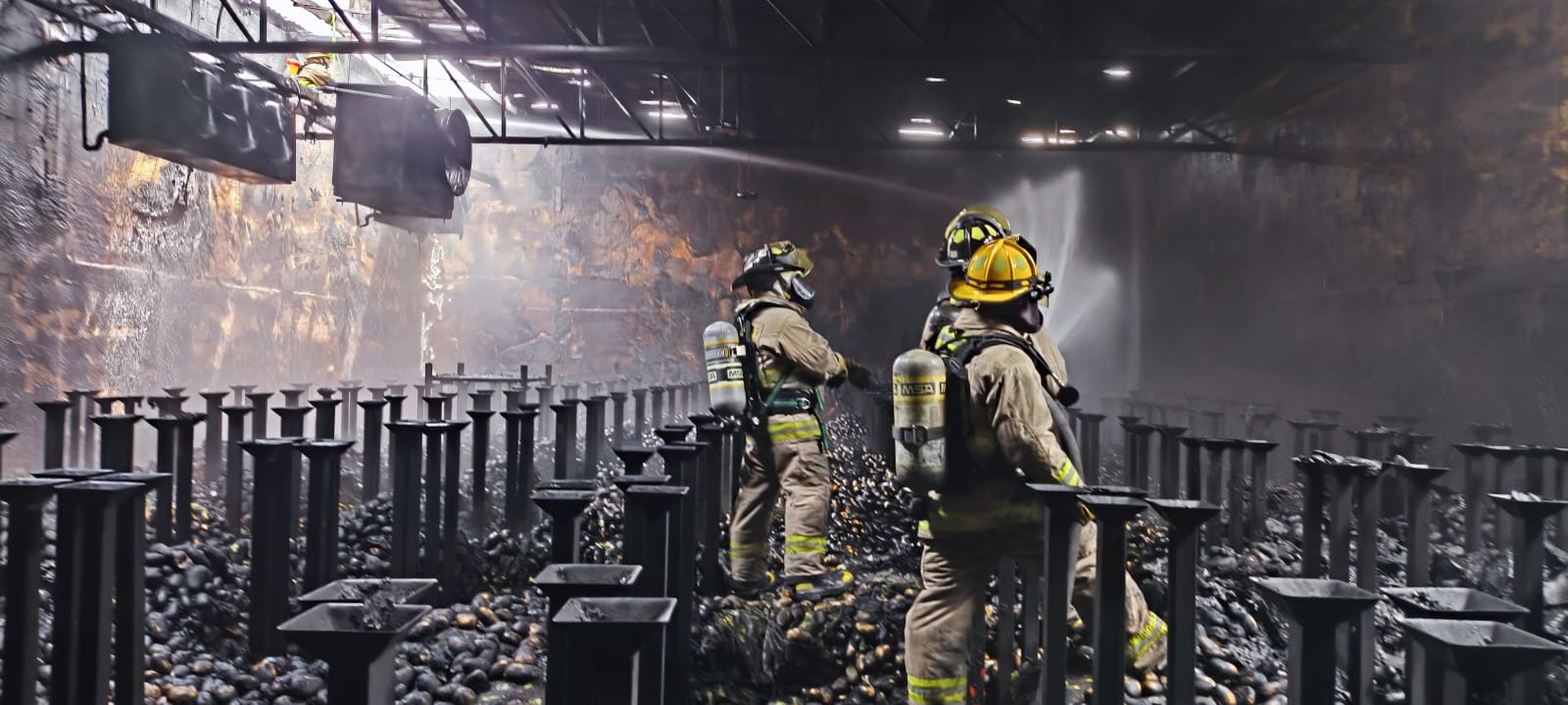 Frenan incendio en fábrica de Aguascalientes; hay varios intoxicados