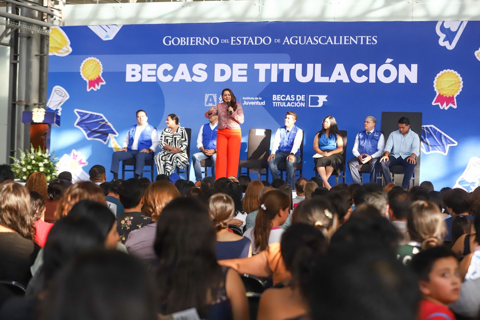Entregan becas de titulación a 2 mil estudiantes de Aguascalientes