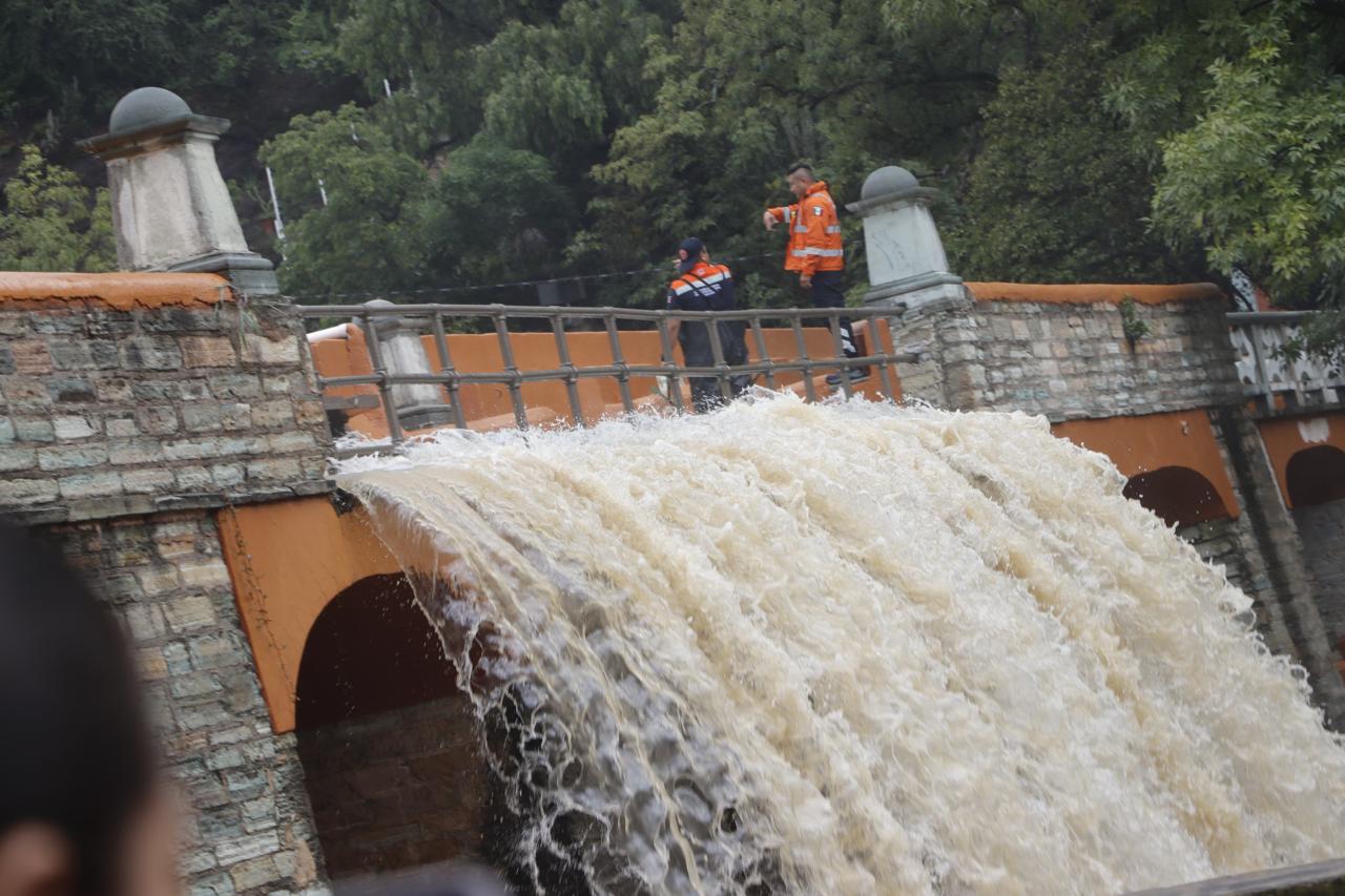 Socavón, deslaves y vialidades afectadas tras lluvias en Guanajuato Capital