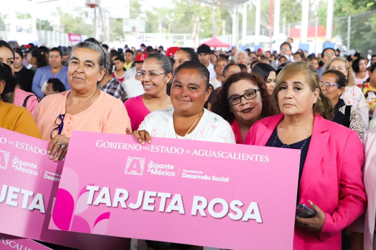 Entregan 200 Tarjetas Rosas en Pabellón de Arteaga