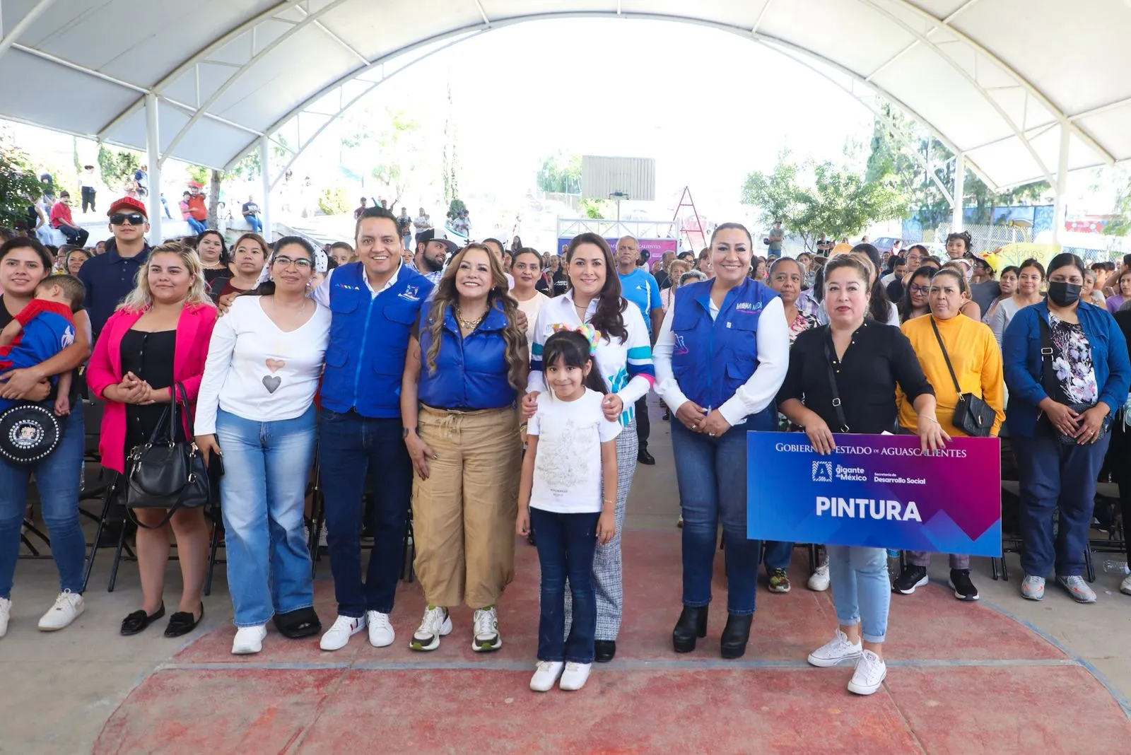 Entregan apoyos para viviendas de Lomas del Ajedrez