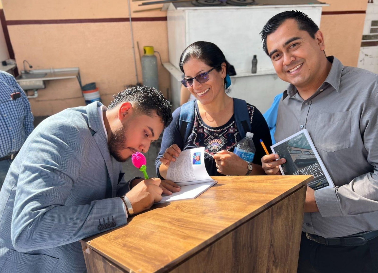 Maestro revive más de 50 años de historia escolar con libro sobre la primaria Elpidia Vera