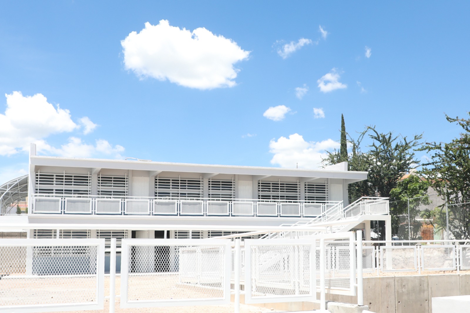 Invierten 37 millones de pesos en dos planteles educativos