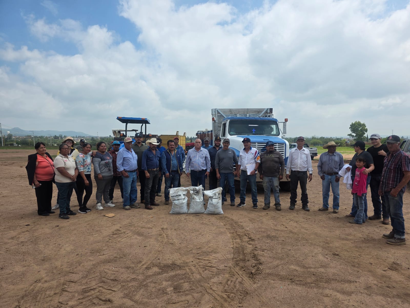 Entregan composta a productores de Jesús María para fortalecer el campo