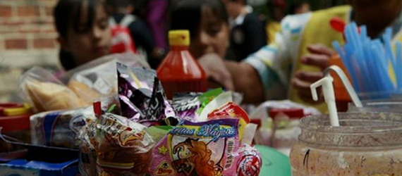 Madres y docentes contribuyen a retirar comida chatarra de escuelas en Guanajuato