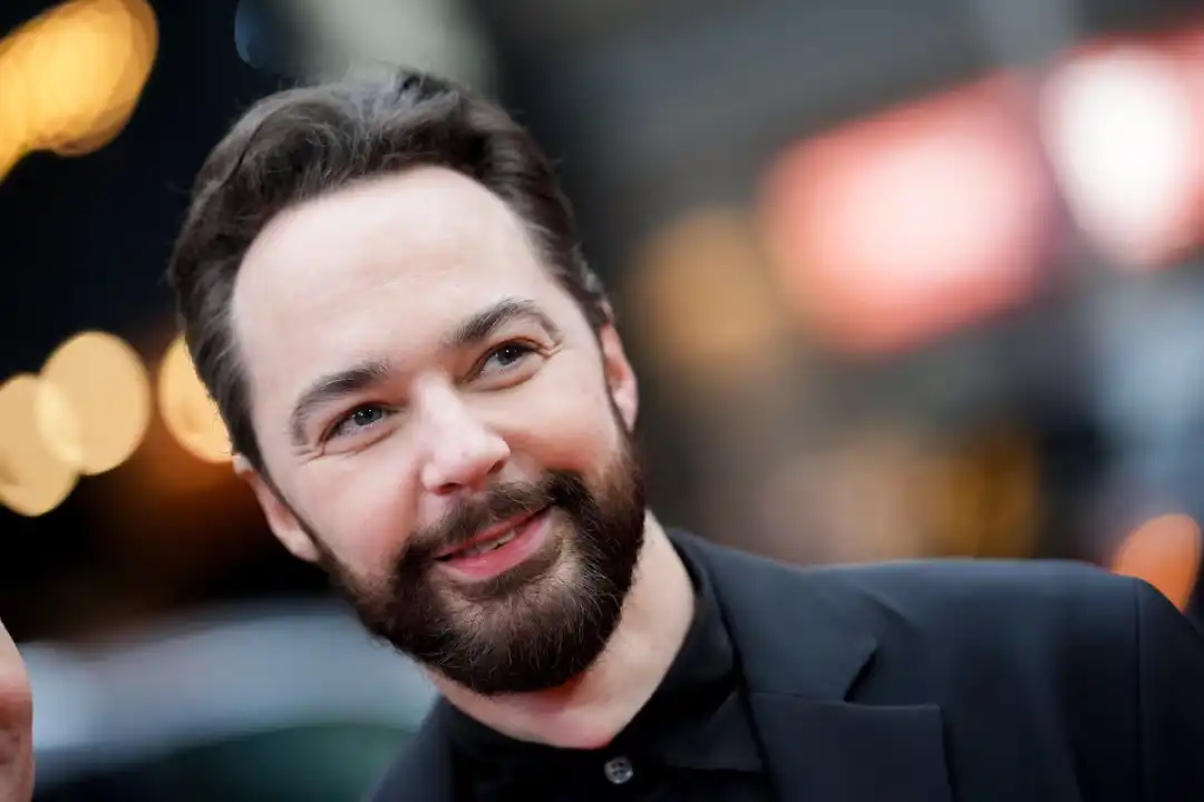 Jim Parsons acusa a Trump de &#8220;criminal&#8221; por cerrar línea de ayuda LGBTQ+