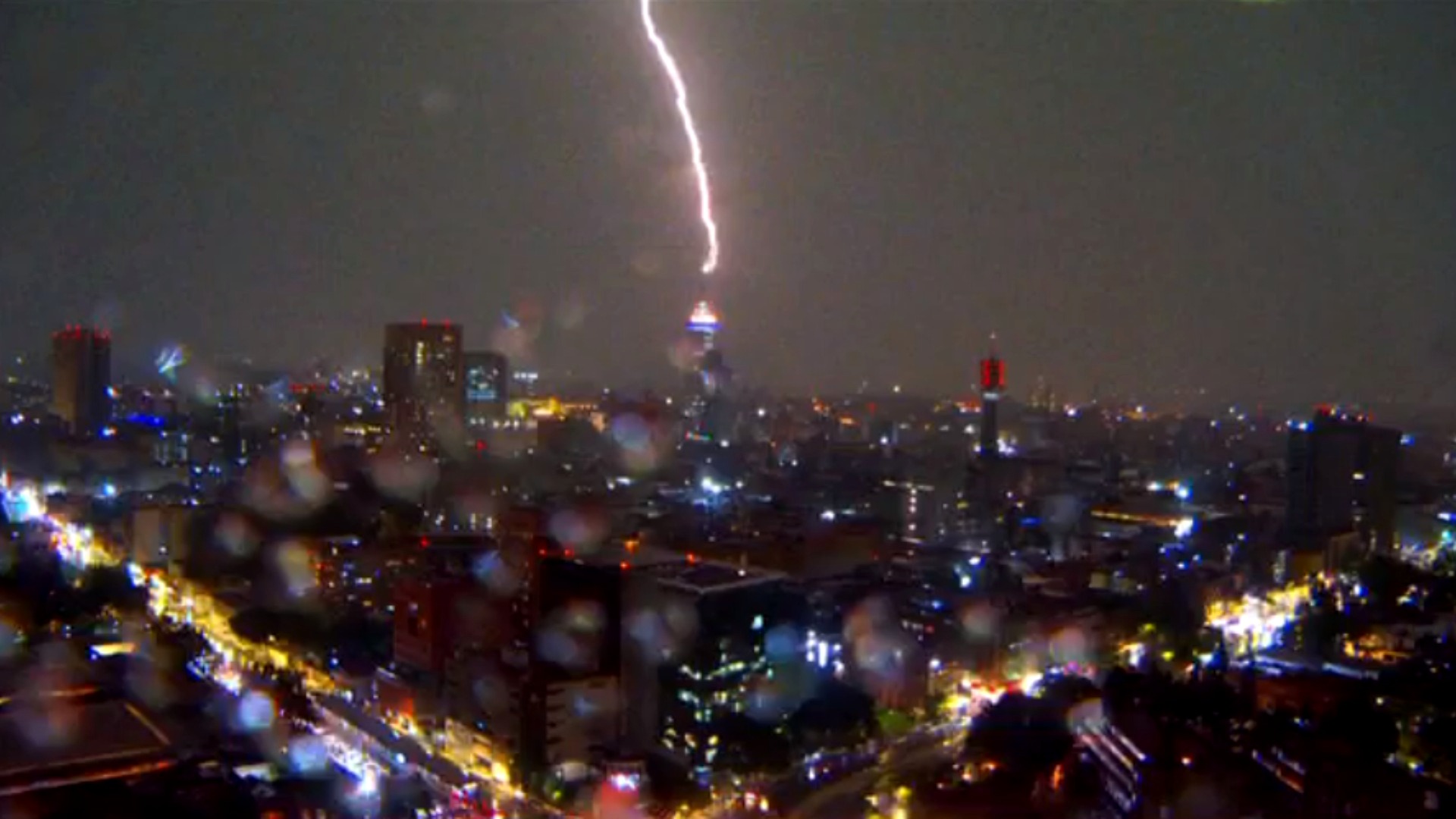 VIDEO: Impactante imagen es captada durante tormenta en CDMX