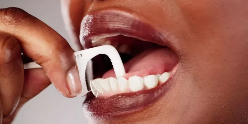 El futuro sin agujas: científicos prueban vacuna contra el covid-19 con hilo dental