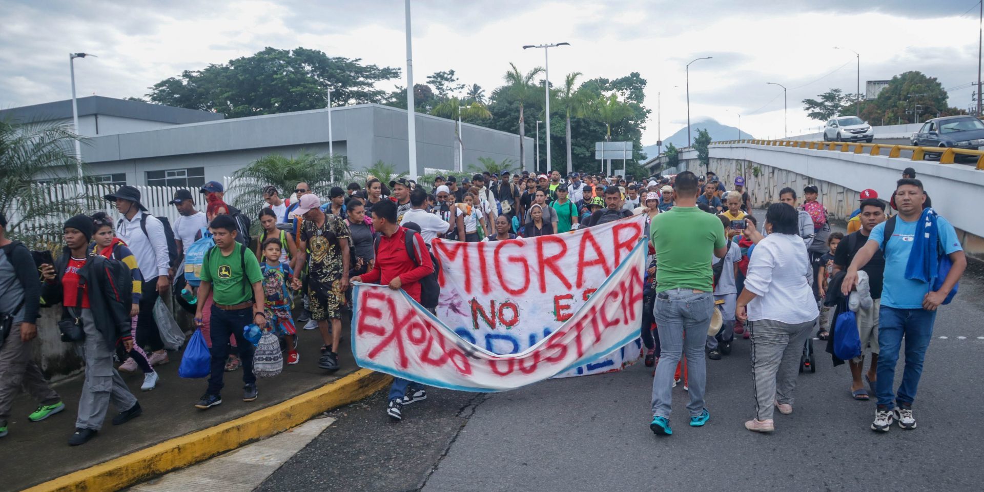 Caravana migrante parte de Tapachula; se dirige a CDMX buscan regularizarse en México