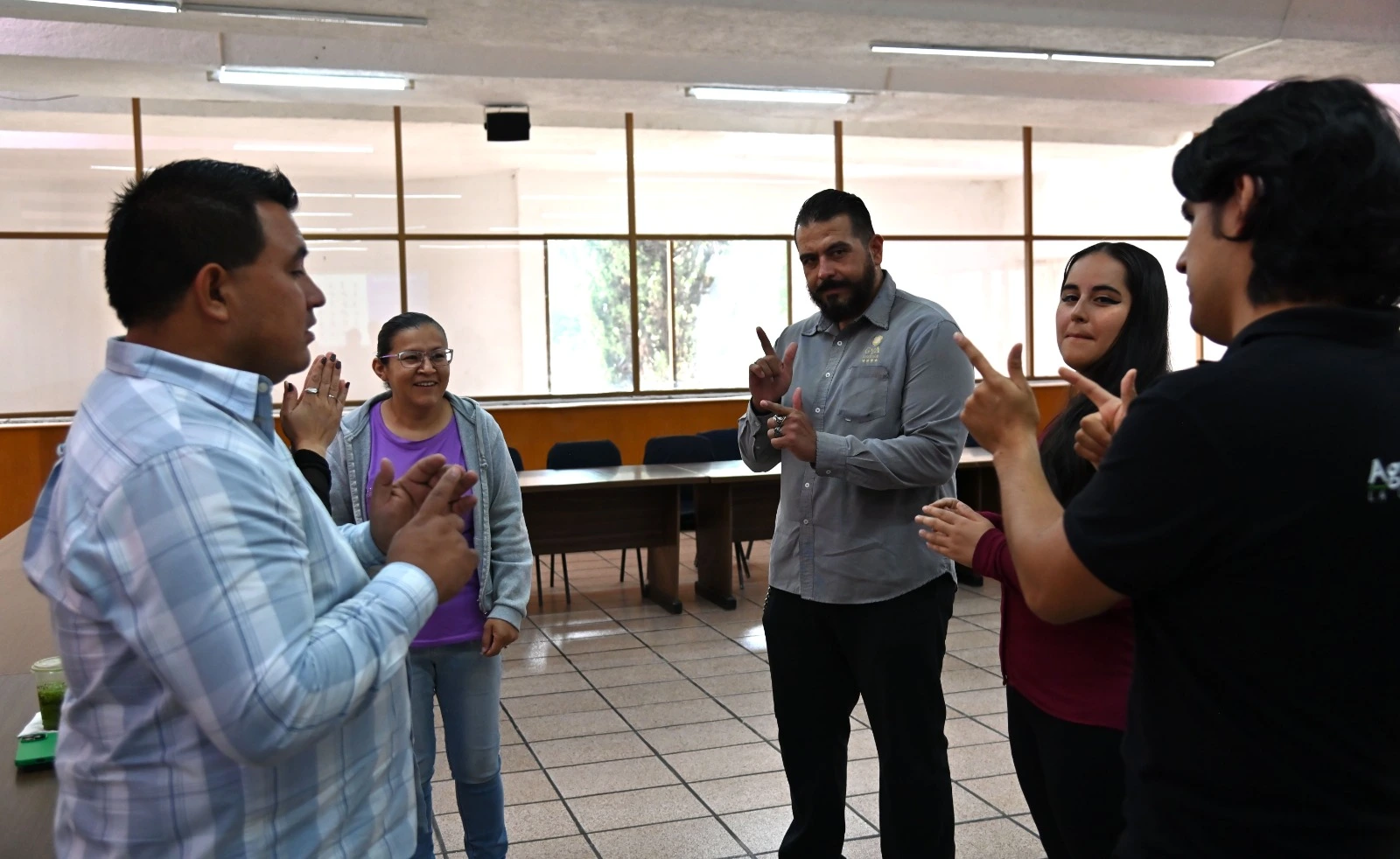 Capacitan a hoteleros en Lengua de Señas Mexicana