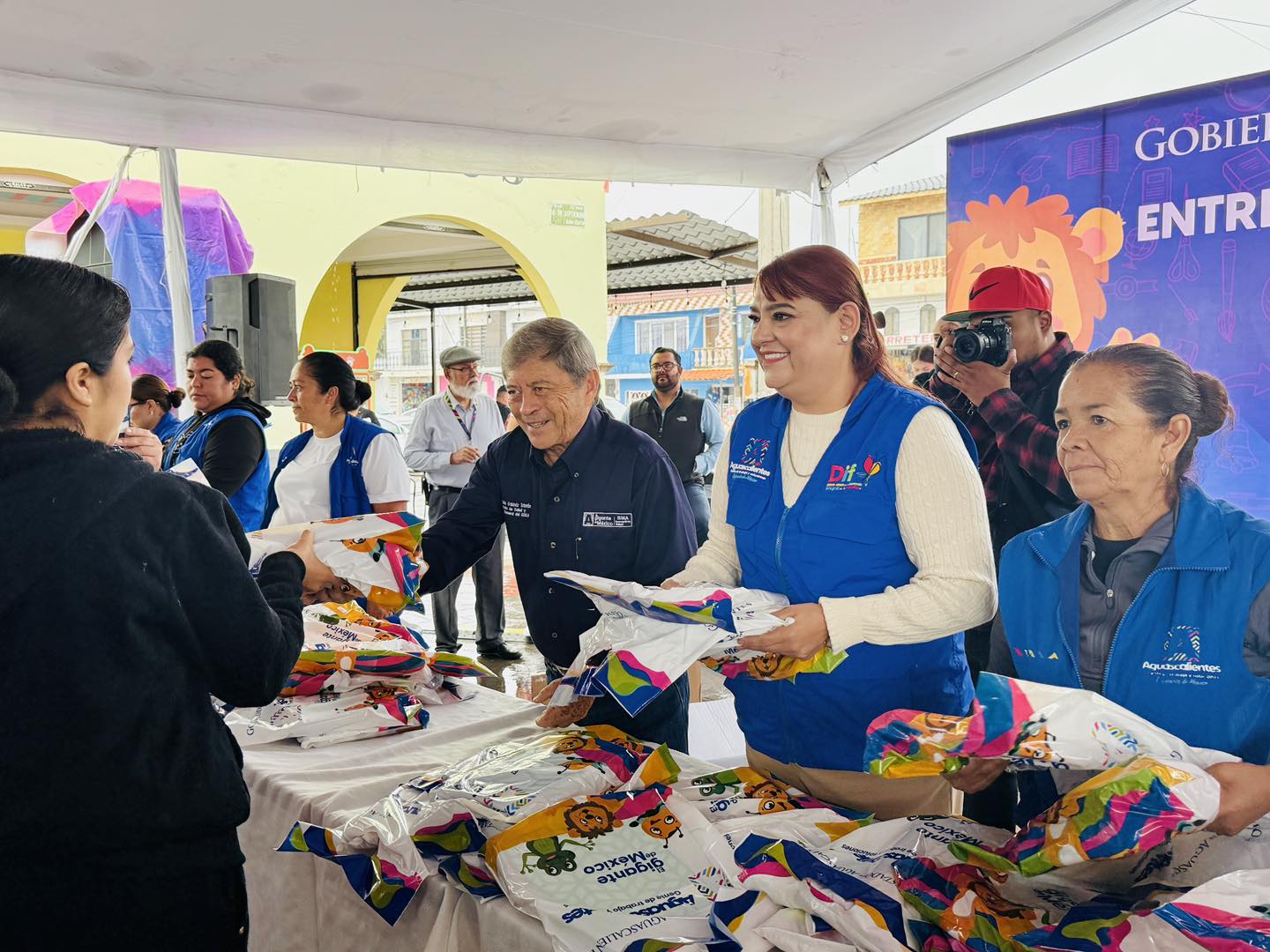 Este domingo se entregarán útiles escolares en Asientos y El Llano