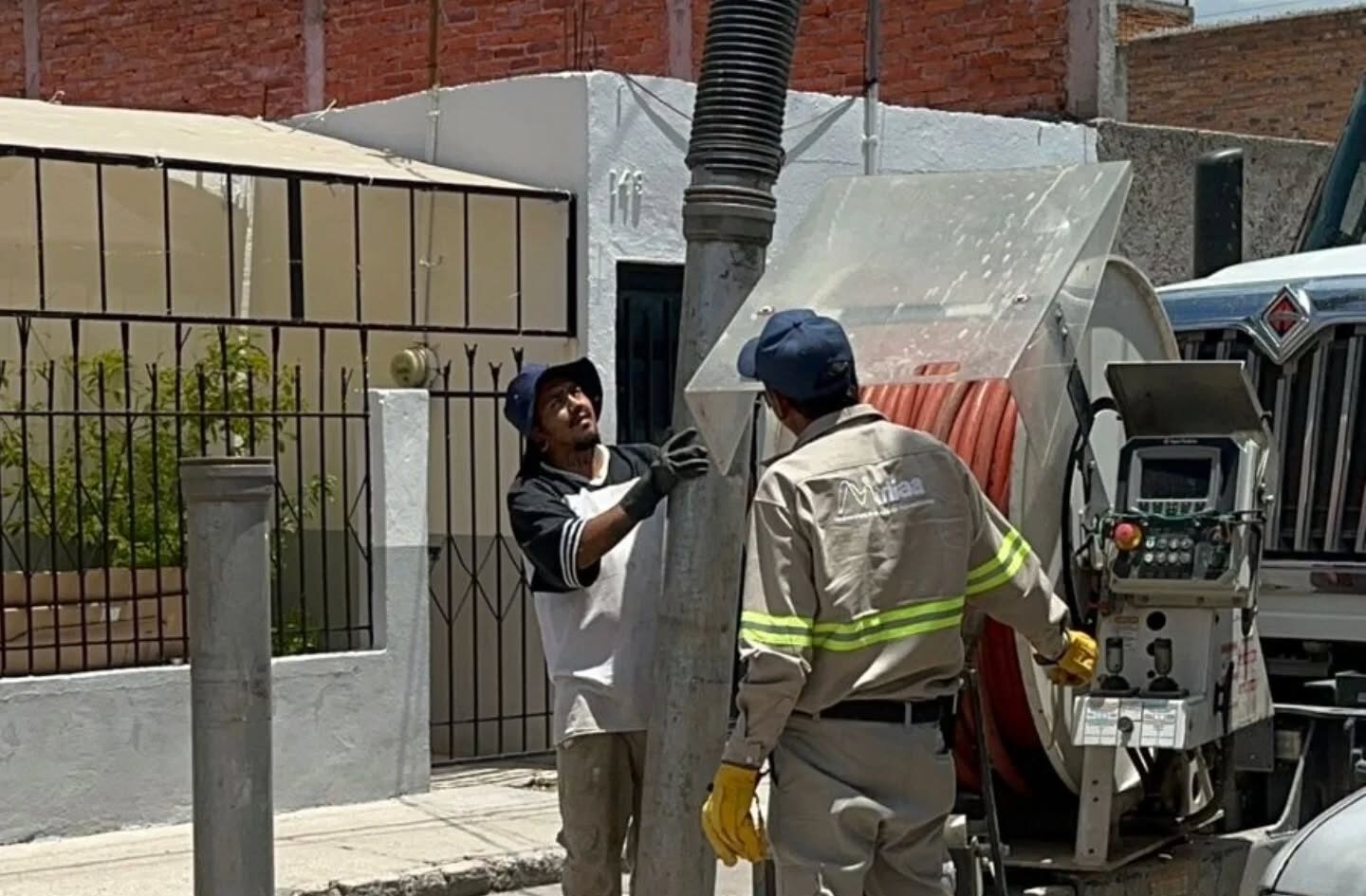 MIAA avanza en la limpieza y rehabilitación del alcantarillado en diferentes colonias