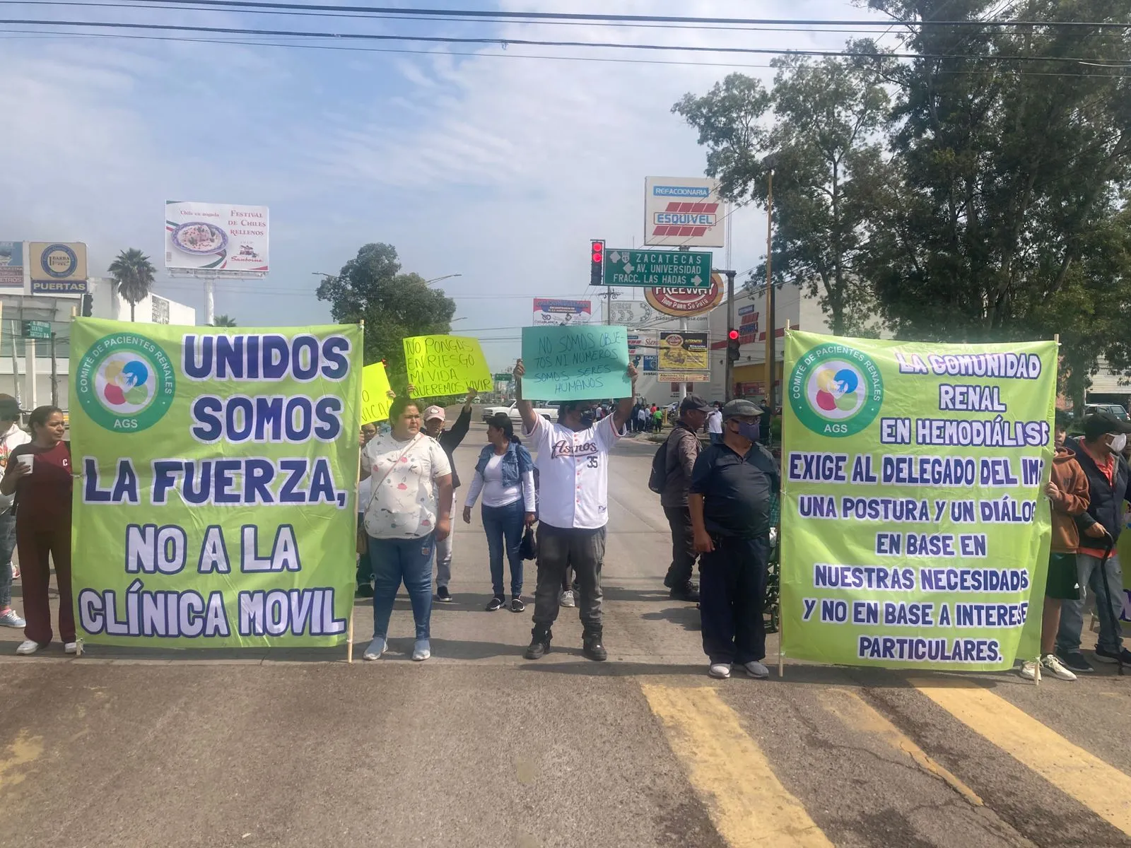 Pacientes renales bloquean salida a Zacatecas en protesta: IMSS Aguascalientes responde