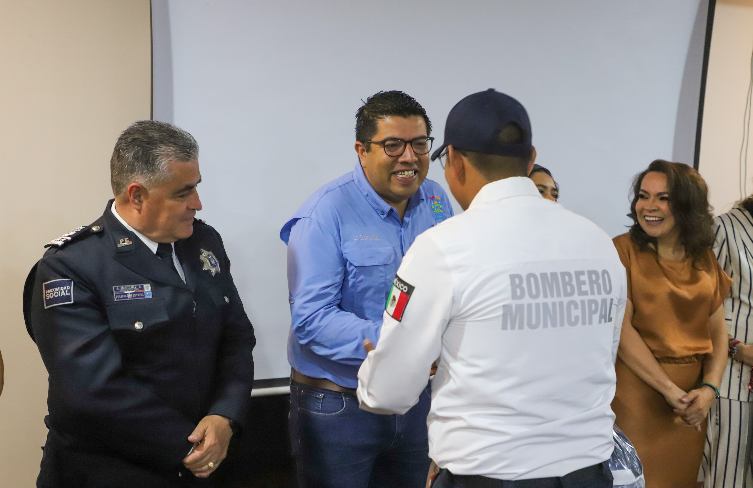Jesús María reconoce a bomberos en su día con entrega de equipo