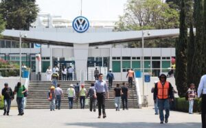 Autoridades destacan estabilidad laboral tras negociación en Volkswagen Puebla