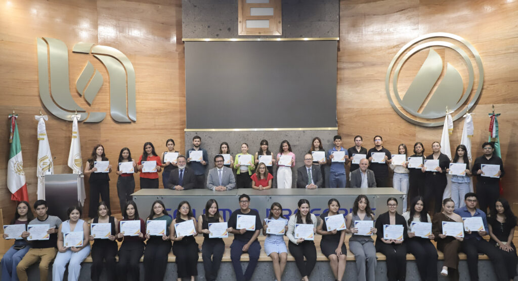 Otorgan 100 becas de transporte a alumnos foráneos de la UAA